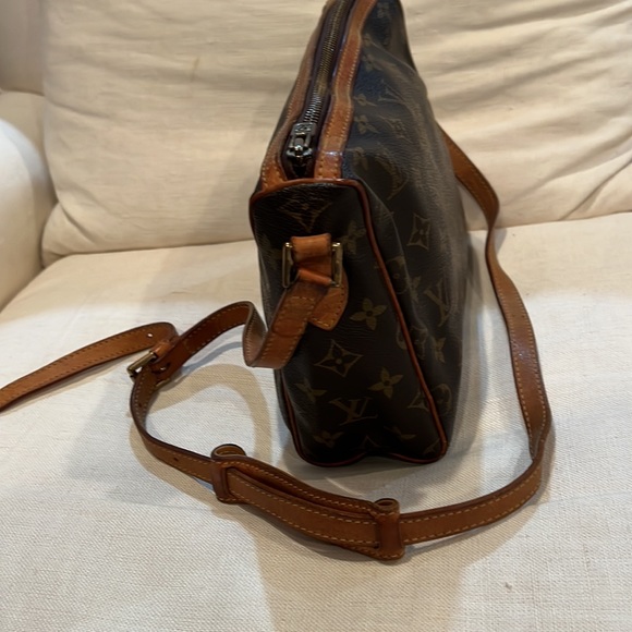 Louis Vuitton Crossbody bag with zipper. Adjustable strap. - Picture 5 of 9